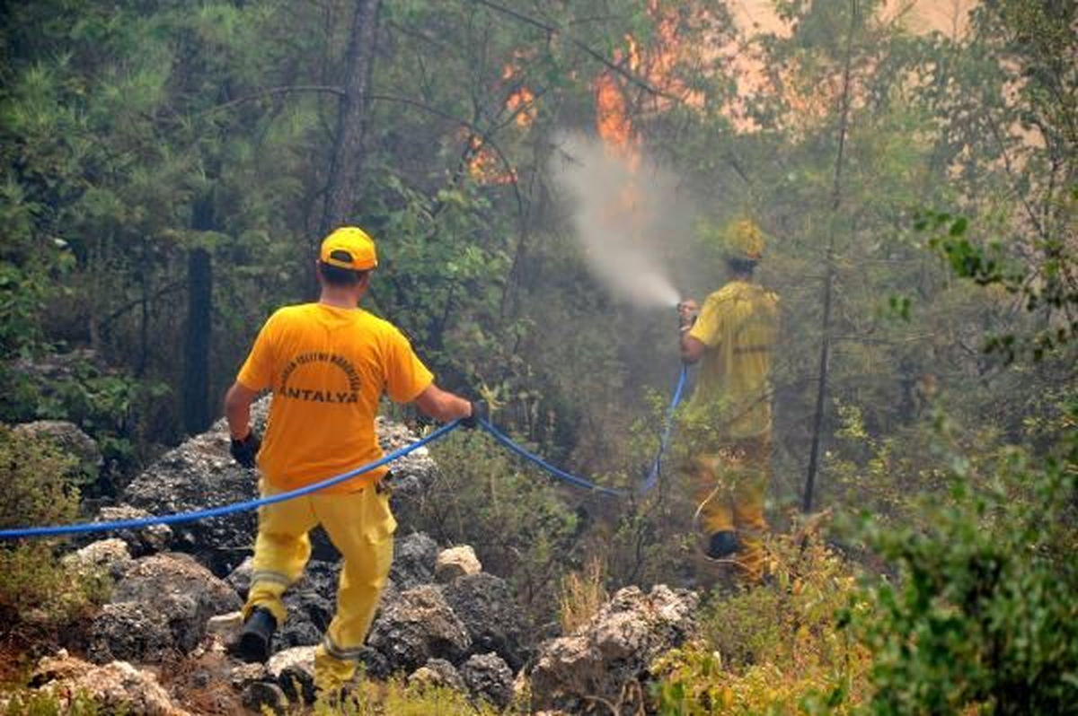 Kemer\'de İki Yerde Aynı Anda Orman Yangını Çıktı (2)