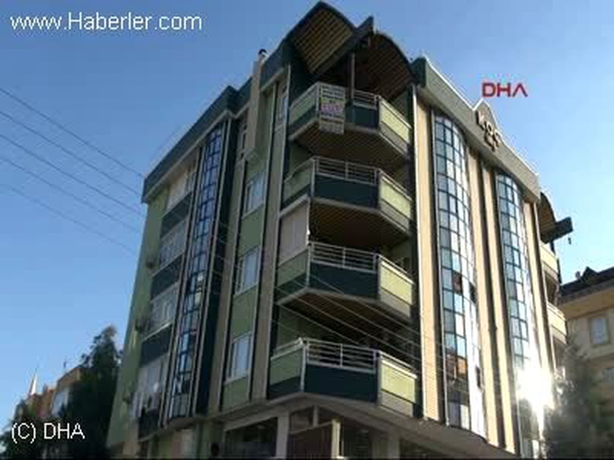 Kızgın Baba Evini Beddualı Afişle Satılığa Çıkardı