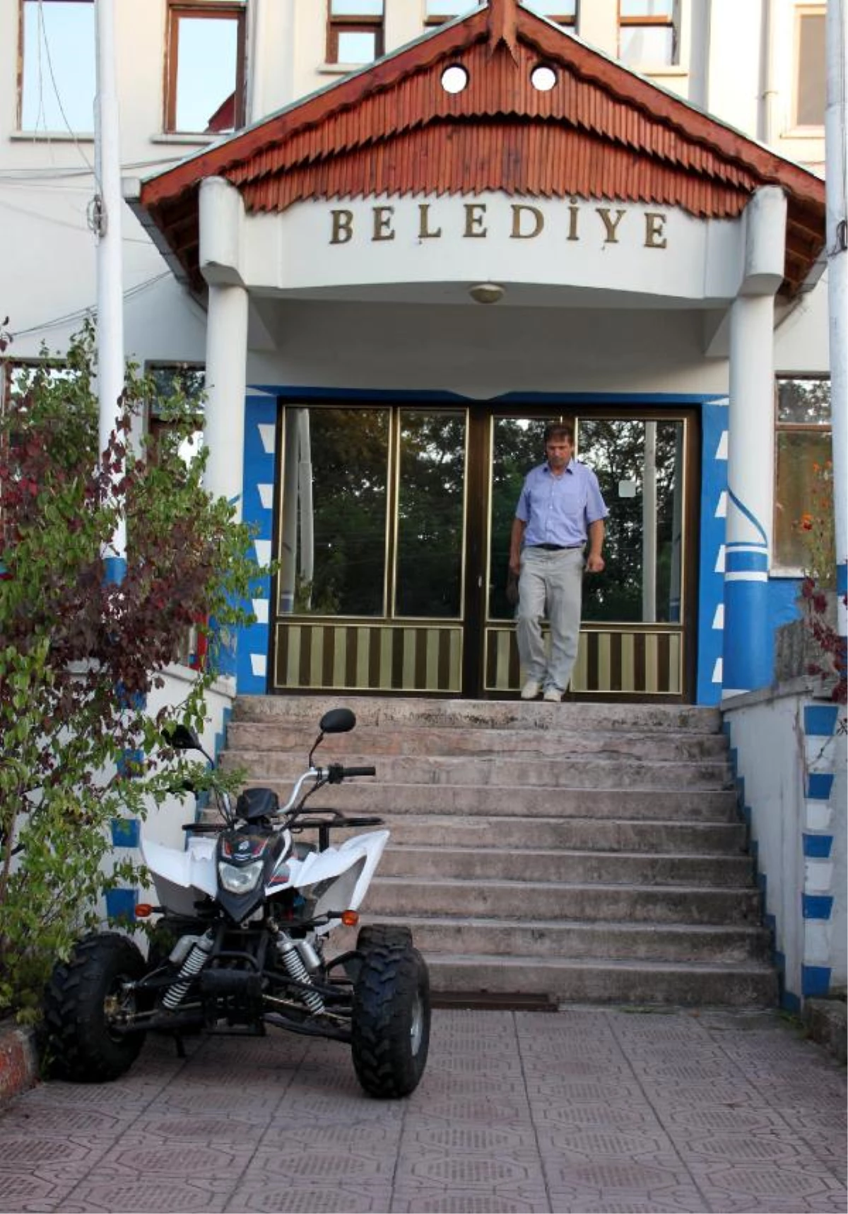 Makam Aracına El Konulan Belediye Başkanı, Atv Kullanıyor