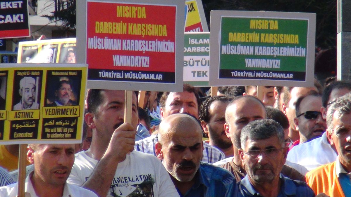 Mısır\'daki Katliama Antalya\'da Tepki Gösterisi Düzenlendi