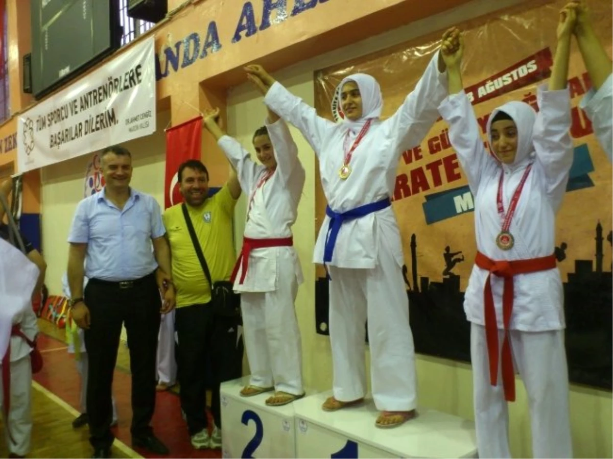 Şahinbey Belediye Karate Takımı\'ndan 11 Madalya Birden