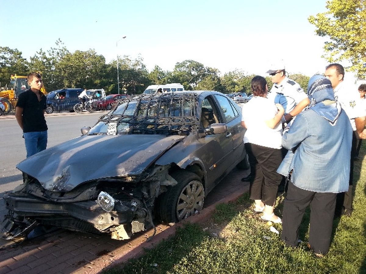Sara Krizi Geçiren Sürücü Karşı Yöndeki Otomobile Çarptı