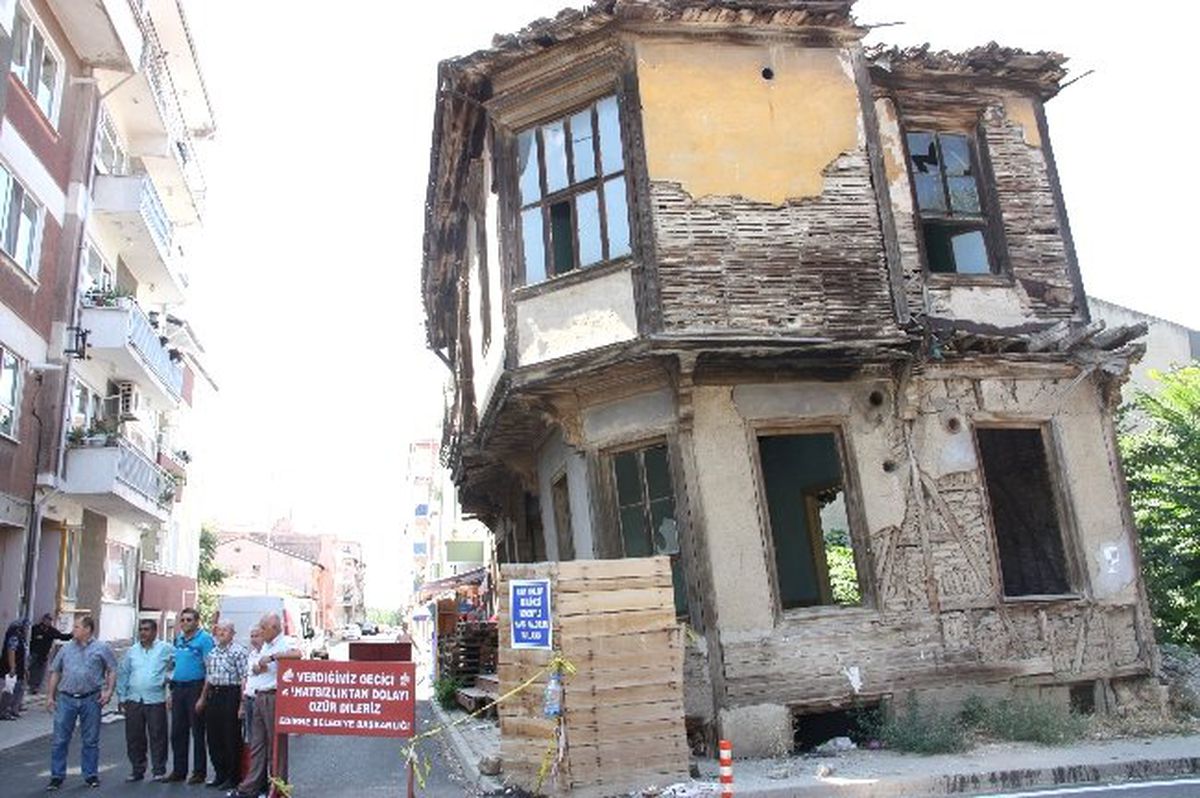 Tarihi Binalar Tehlike Saçıyor