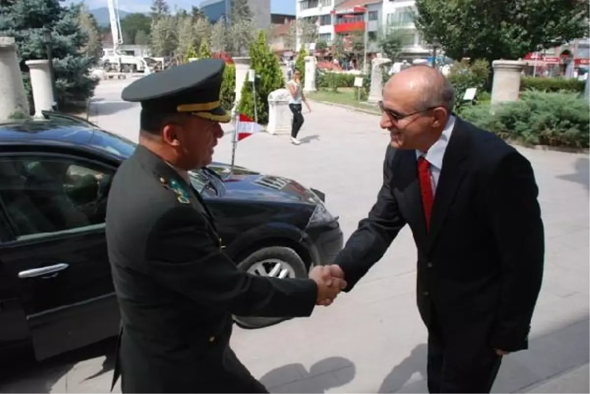 Tugay Komutanı, Valiye, Adının Yazılı Olduğu Ebru Tablo Hediye Etti