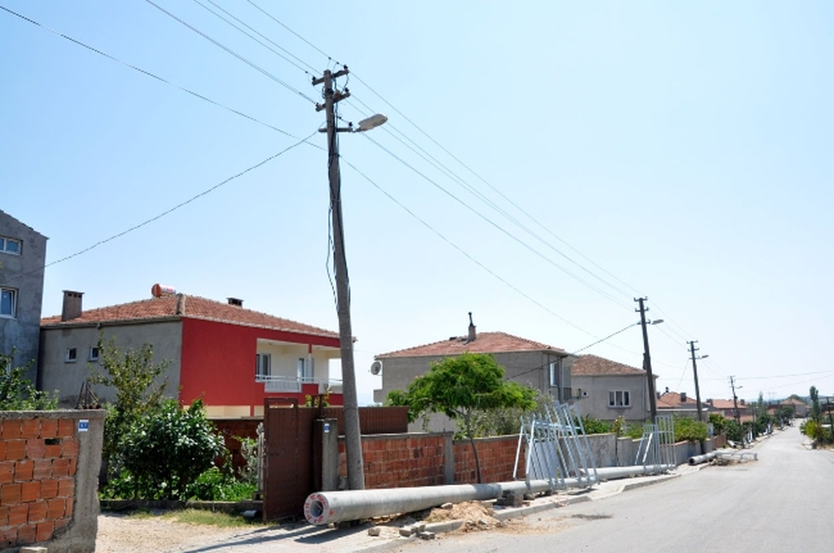 Ülkü Mahallesi\'nde Elektrik Direkleri Yenileniyor