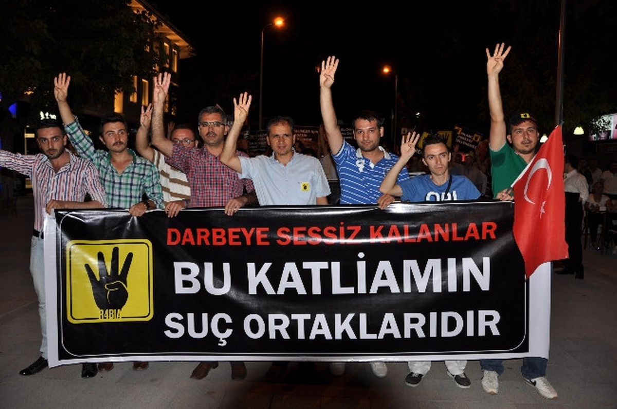 Uşak\'ta Yüzlerce Kişi Mısır İçin Biraraya Geldi