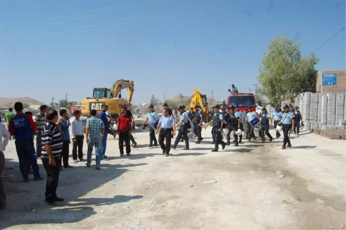 10 İş Yeri Yoğun Güvenlik Önlemleri Altında Yıkıldı