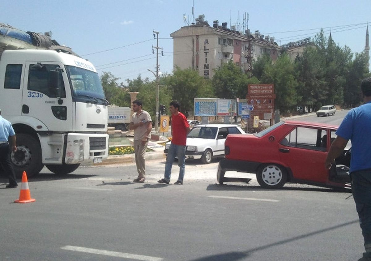 Adıyaman\'da Kamyon ile Otomobil Çarpıştı: 7 Yaralı