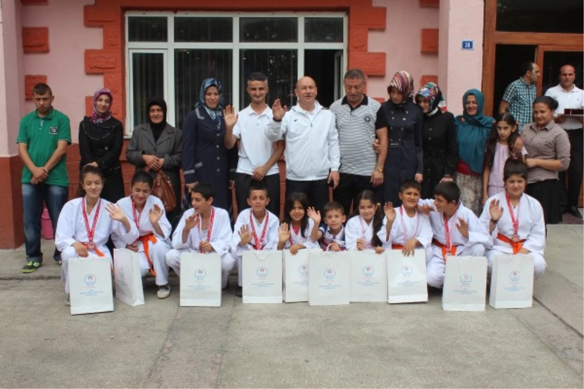 Ağrılı Karateciler Mardin\'den 10 Madalya ile Döndü