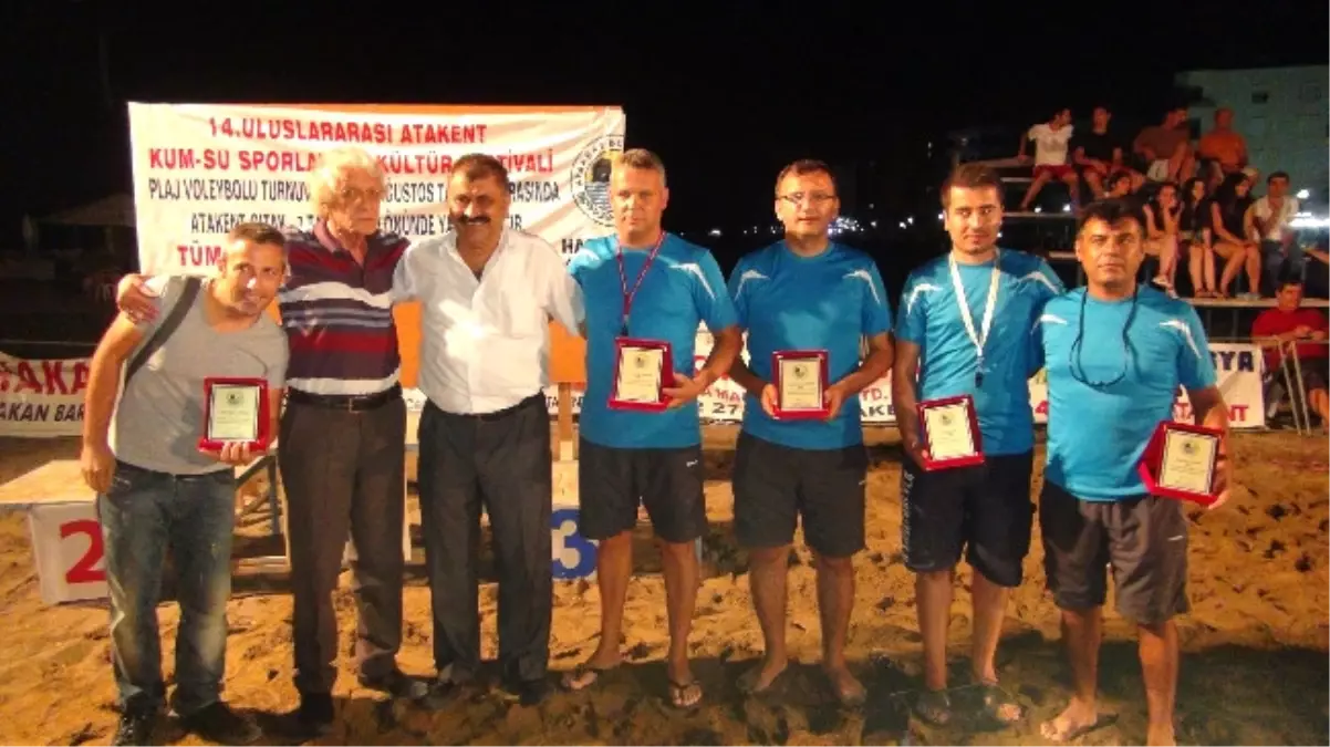 Atakent Sahilinde Voleybol Heyecanı