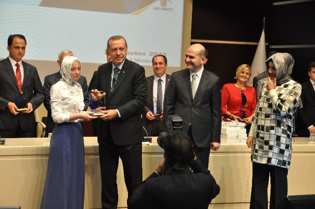 Başbakanın Elinden Ödülünü Aldı