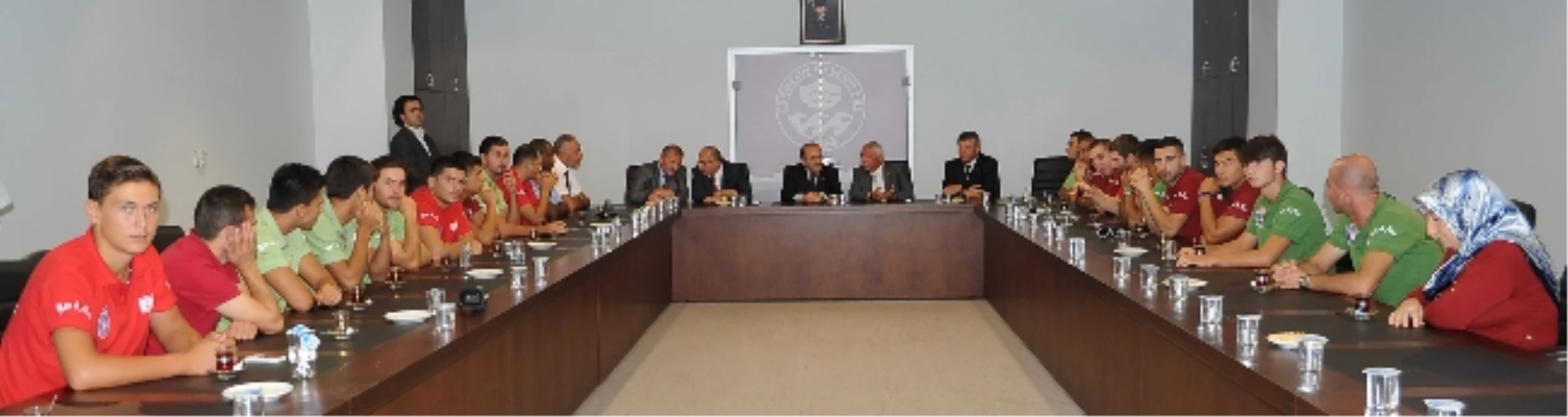 Başkan Gümrükçüoğlu, Yavru Vatan\'dan Gelen Konukları Ağırladı
