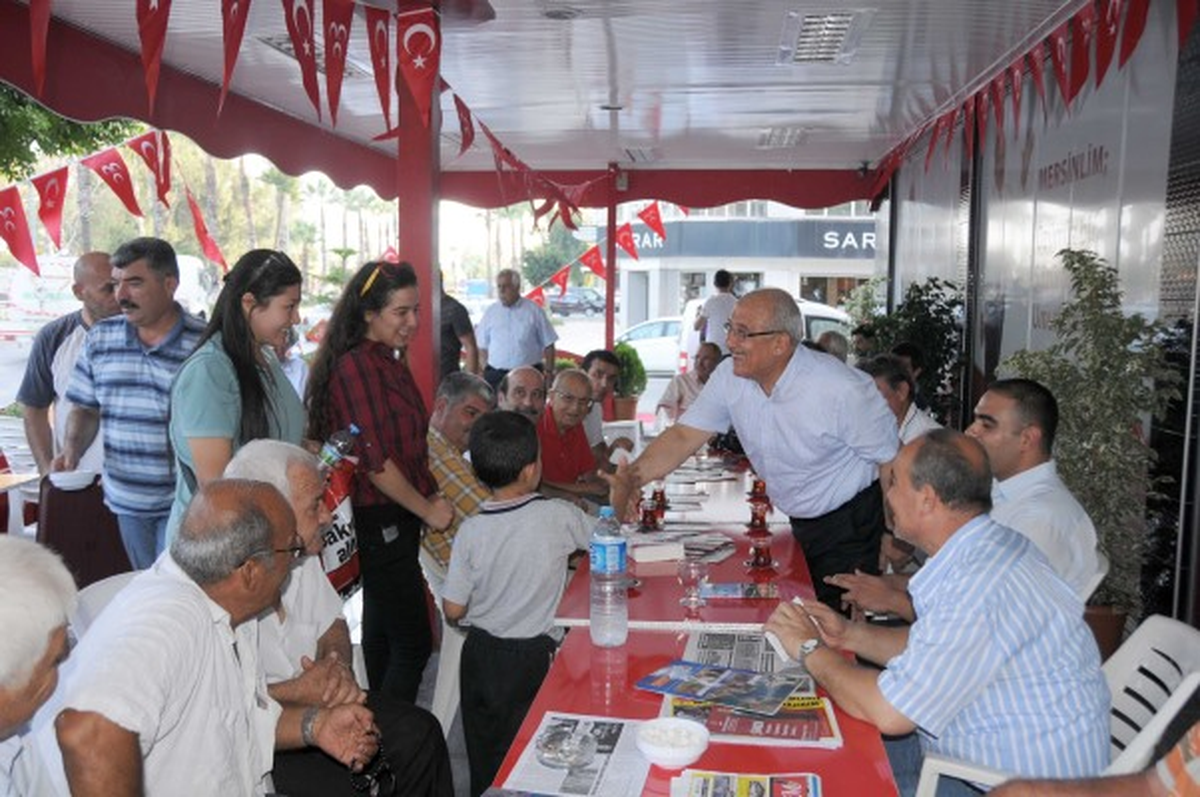 Başkan Kocamaz\'ın İrtibat Bürosu Ziyaretçi Akınına Uğruyor