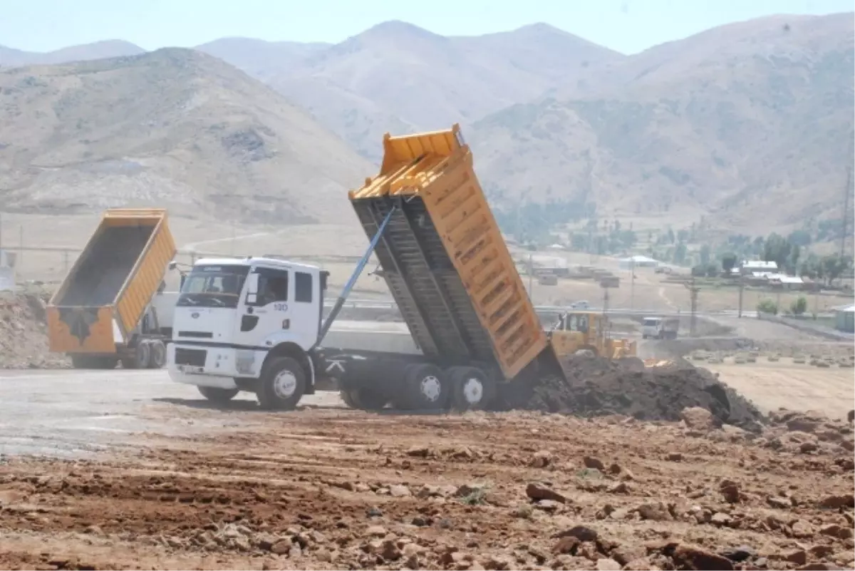 Bitlis Belediyesi\'nden Yol Çalışması