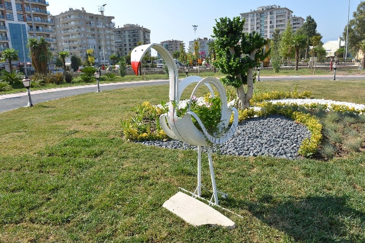 Çiğli\'de Atık Lastikler Dekoratif Çiçeklik Oldu