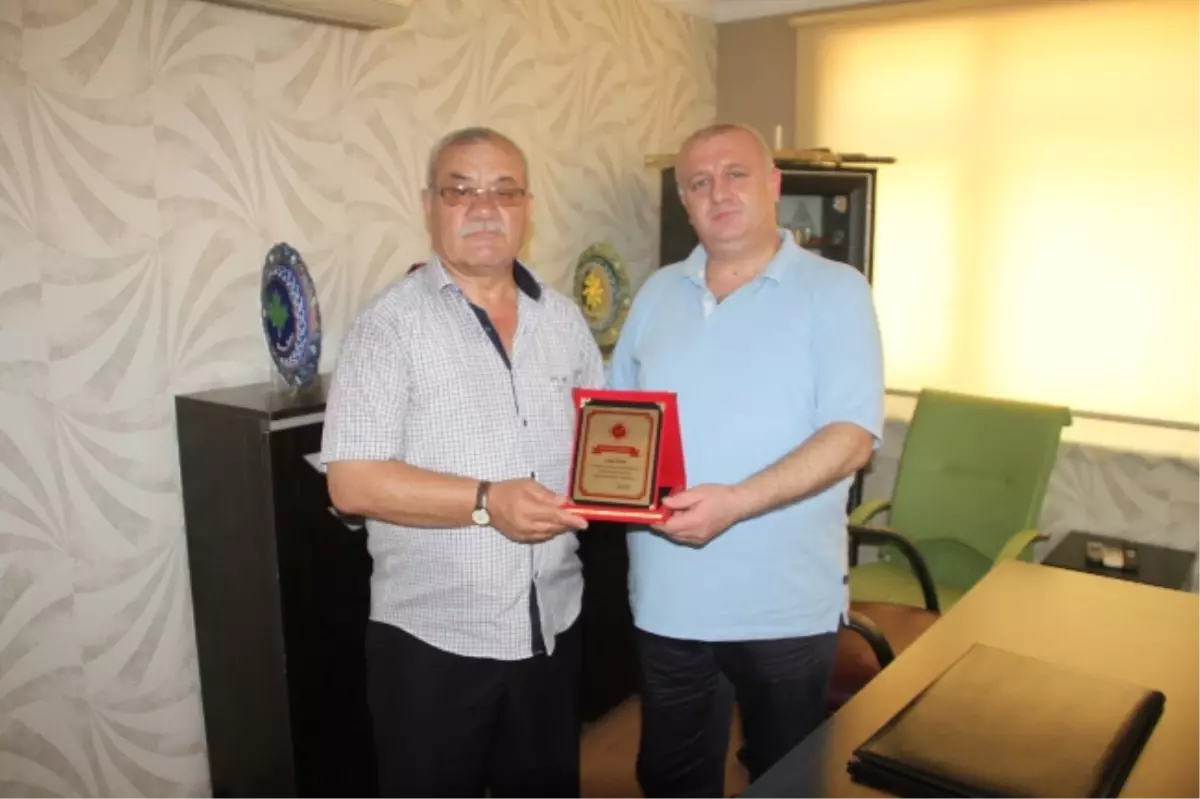 Cuma Spor'dan Yazıcıoğlu'na Teşekkür Plaketi