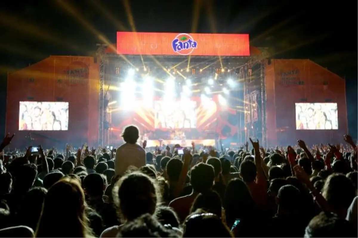 Fanta Gençlik Festivali\'nin İzmit Konserini 30 Bin Müzik Sever İzledi