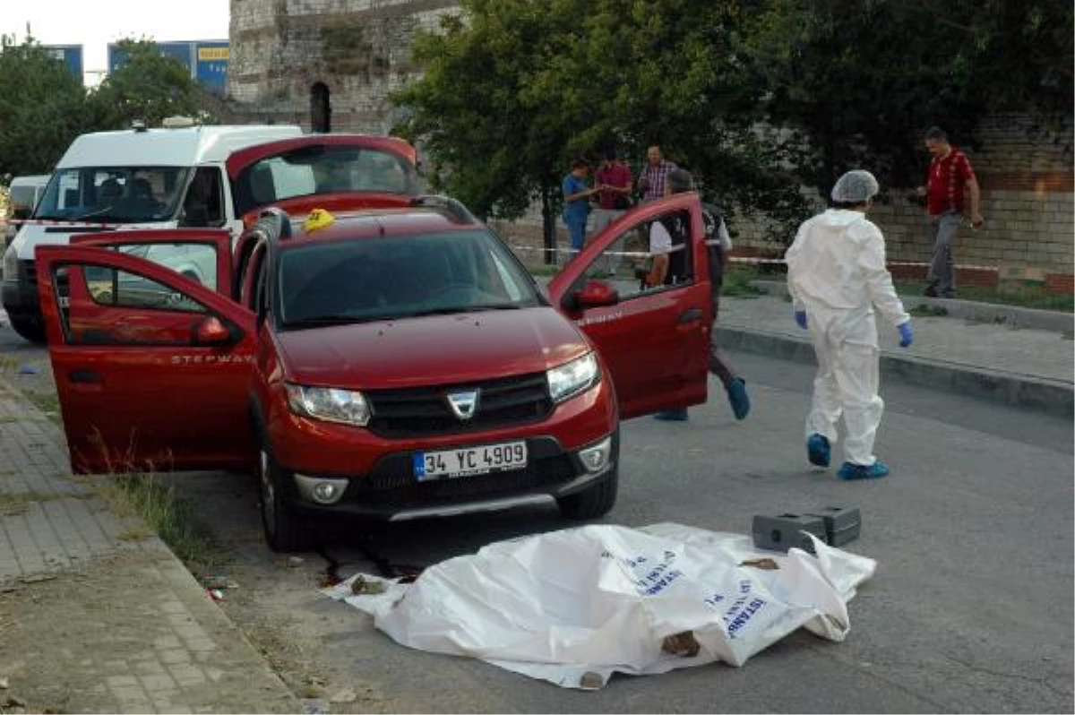 Fatih\'te Bir Kadın Kullandığı Aracın İçinde Öldürüldü