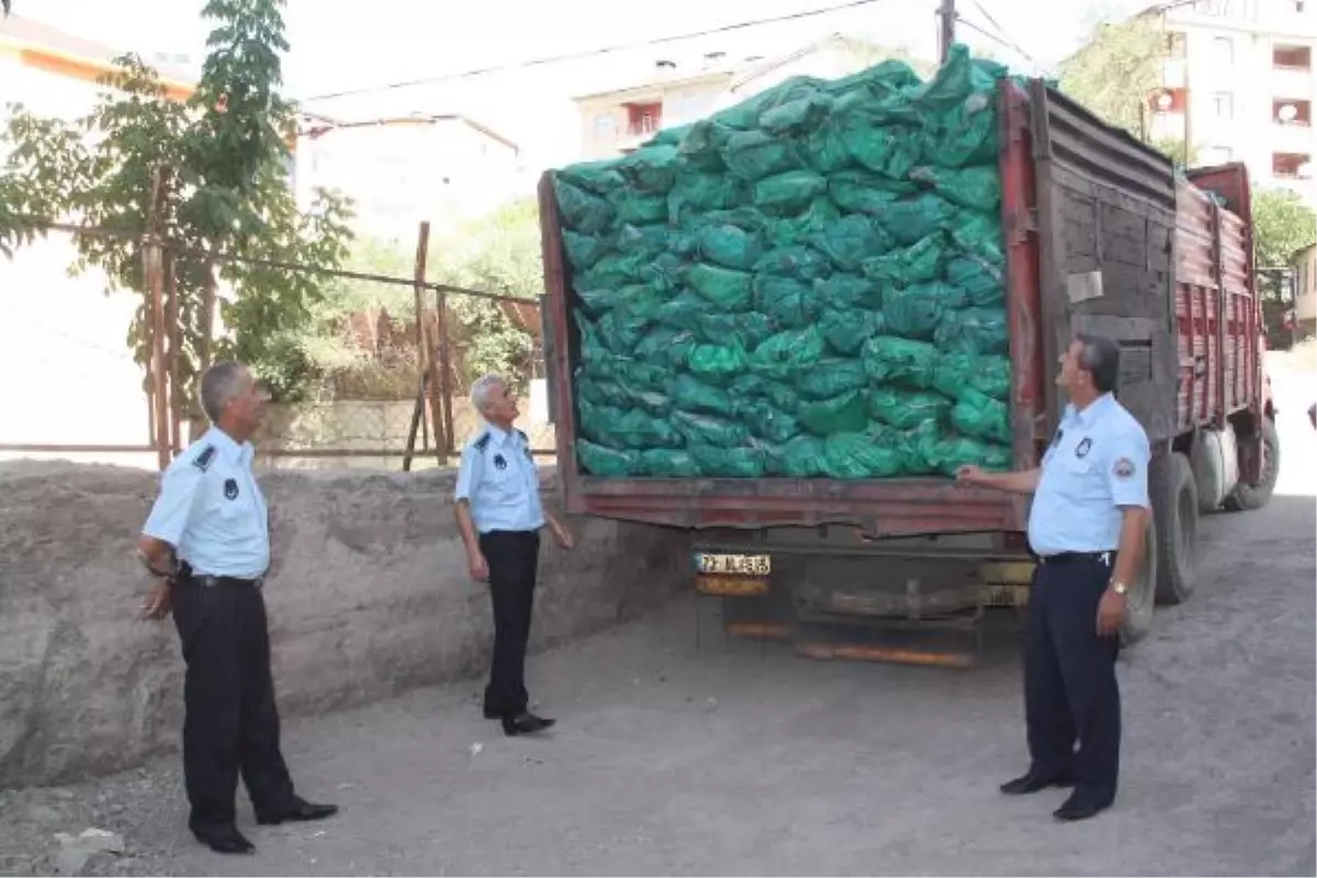 Hakkari\'de Zabıtadan Kalitesiz Kömür Operasyonu