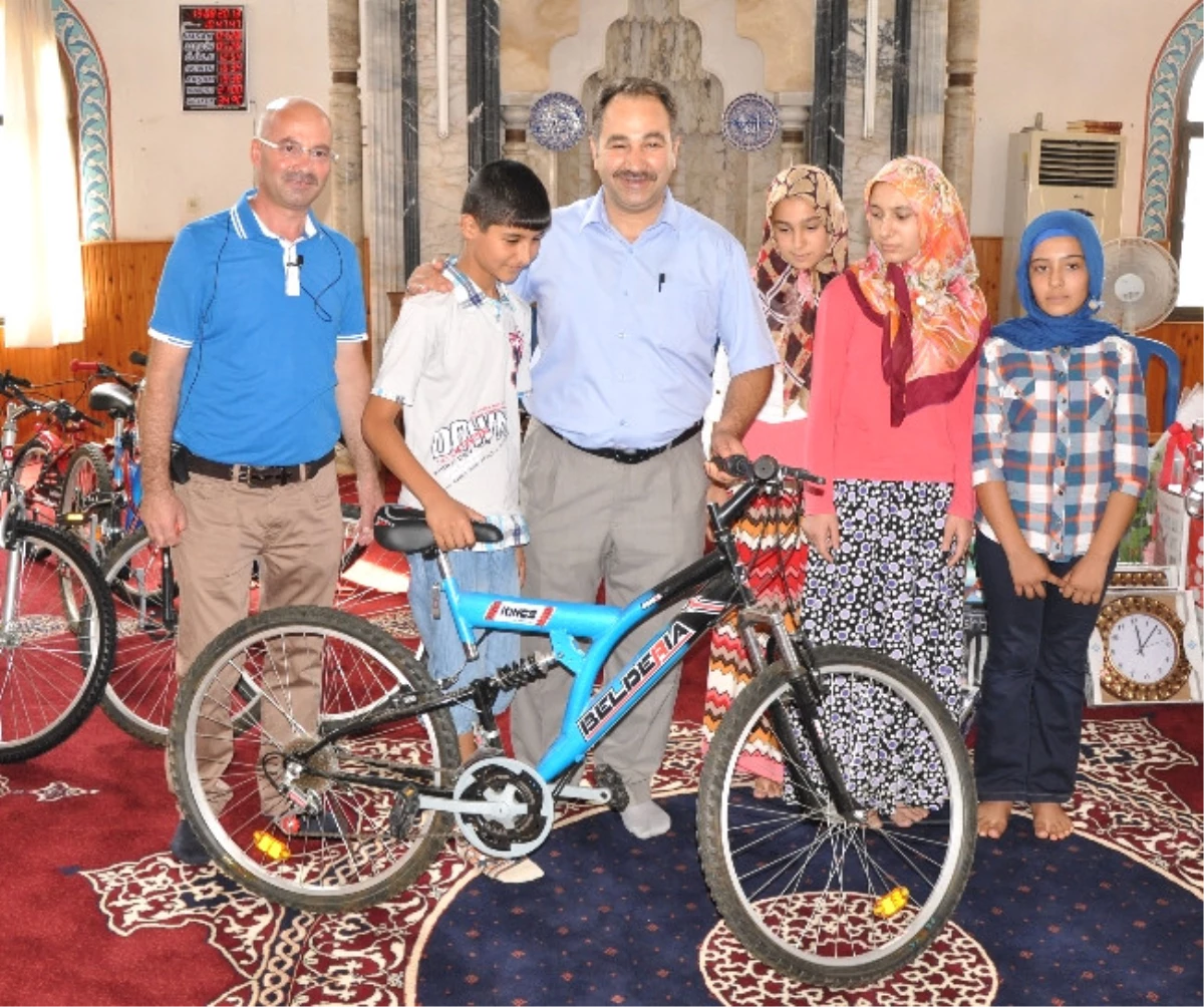 Kur\'an Öğrenen Öğrenciler Altın ve Bisiklet Kazandı
