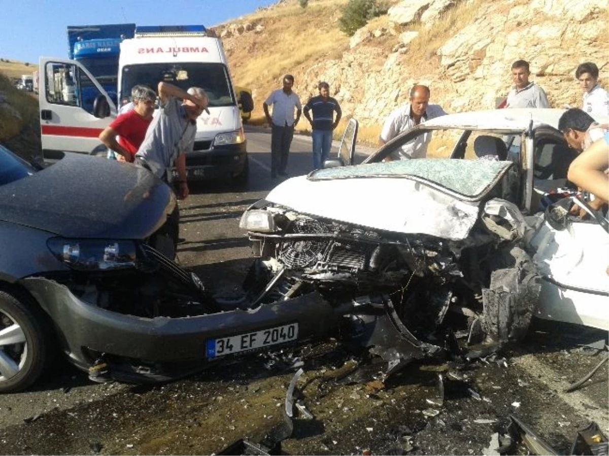 Malatya\'da İki Otomobil Çarpıştı: 7 Yaralı