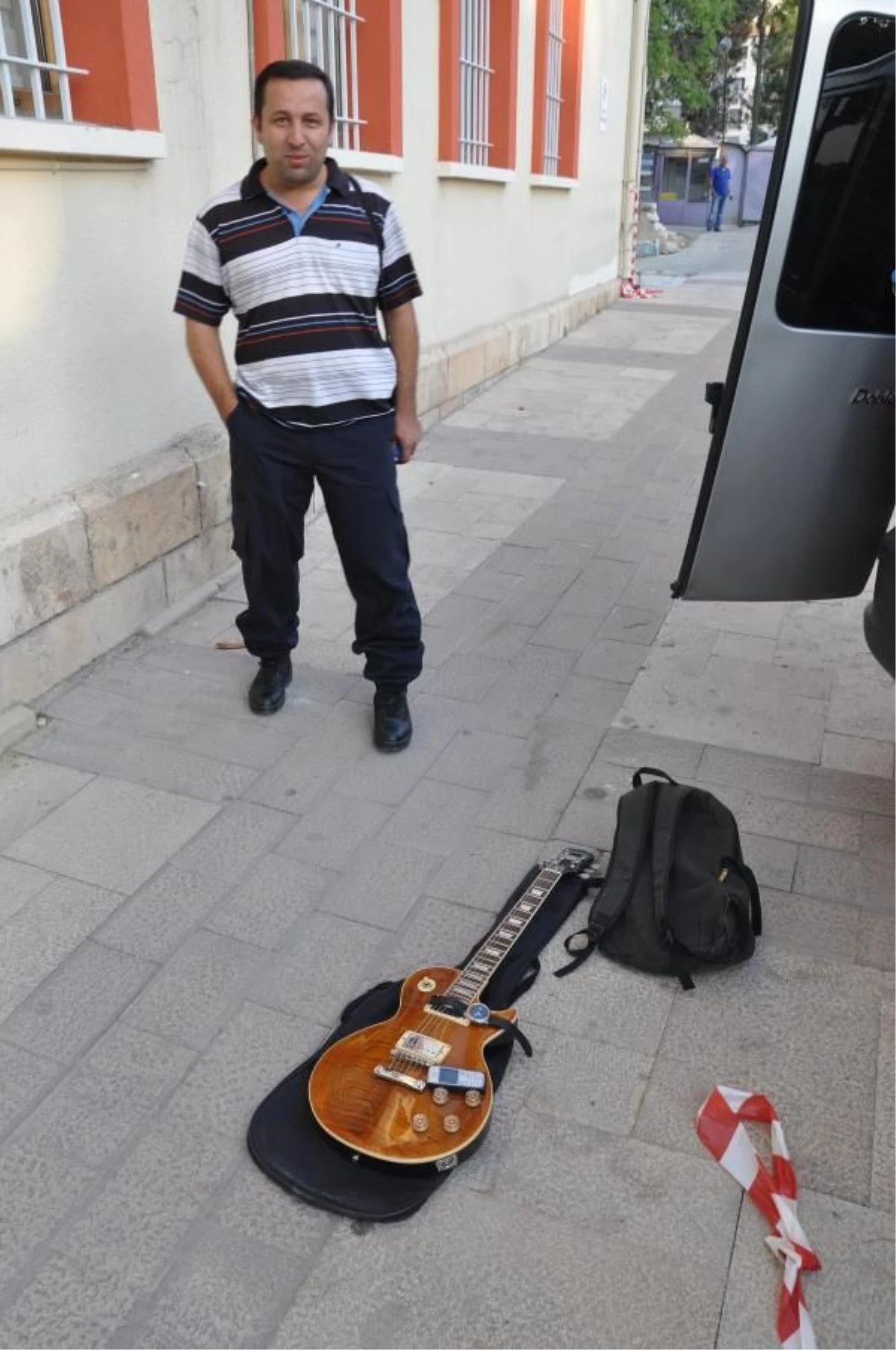 MİT Önünde Unutulan Çantadan Elektro Gitar Çıktı