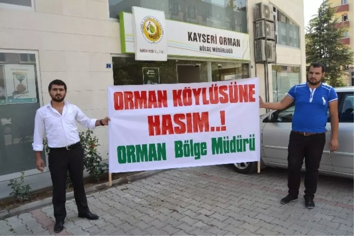 Orman Bölge Müdürü ile Görüşemeyen Orman Köylüsünden, \'Orman Köylüsüne Hasım\' Pankartı