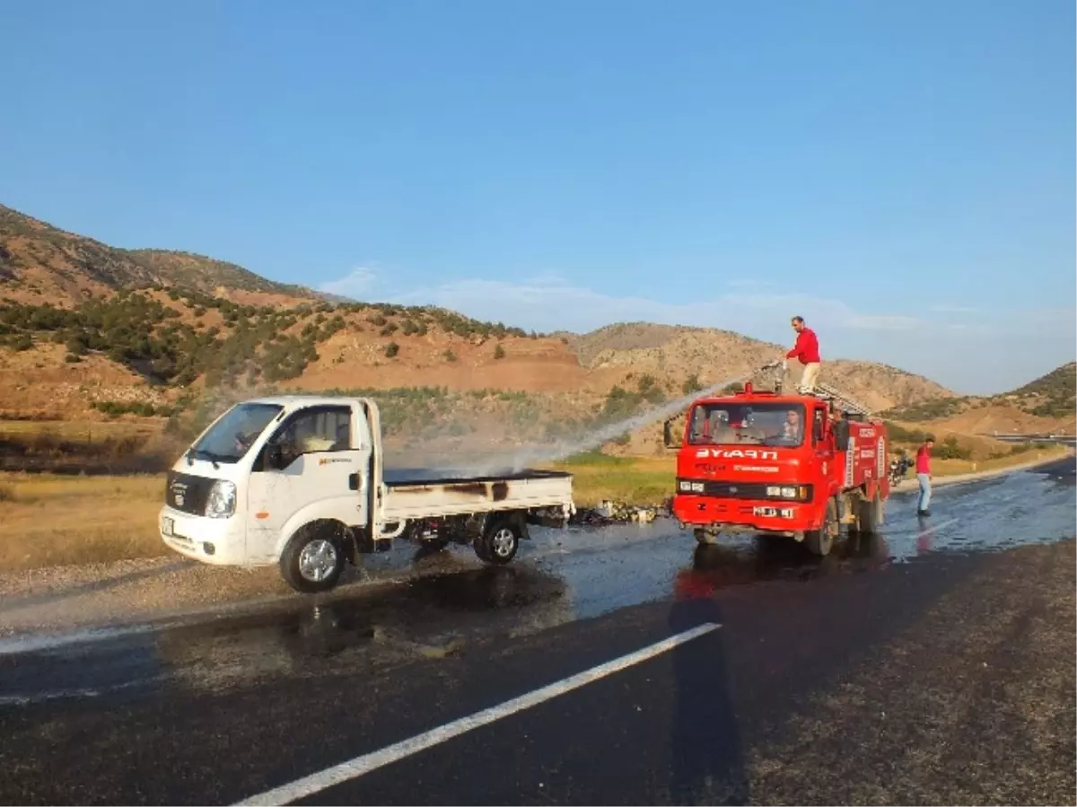 Seyir Halindeki Kamyonet Yandı