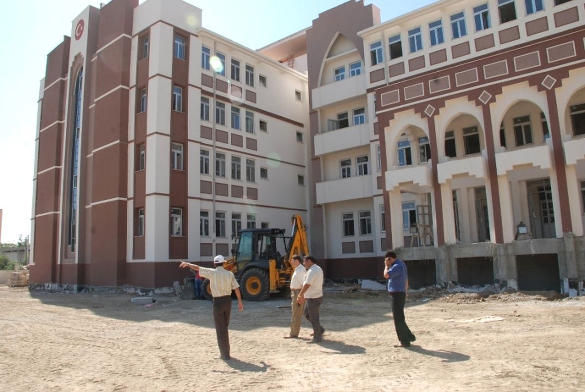 Sıcaklara Aldırmadan Okul İnşaatlarının İncelenmesine Devam