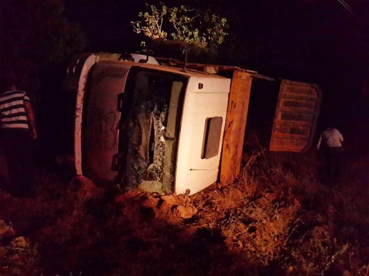 Siirt\'te Harfiyat Yüklü Kamyon Devrildi: 1 Yaralı