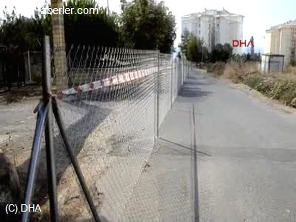 Arsasına Yol Yapılında Sokağı Tel Örgüyle Kapattırdı