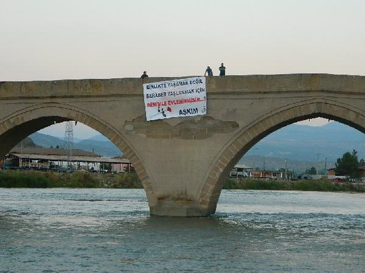 Tarihi Köprüde Pankartlı Evlenme Teklifi