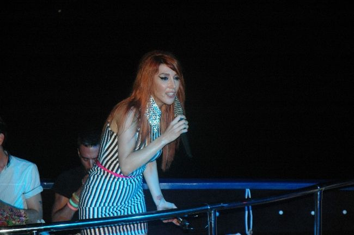 Hande Yener: \'Ya ya Ya\'yı Sollayacak Bir Şarkı Arıyorum