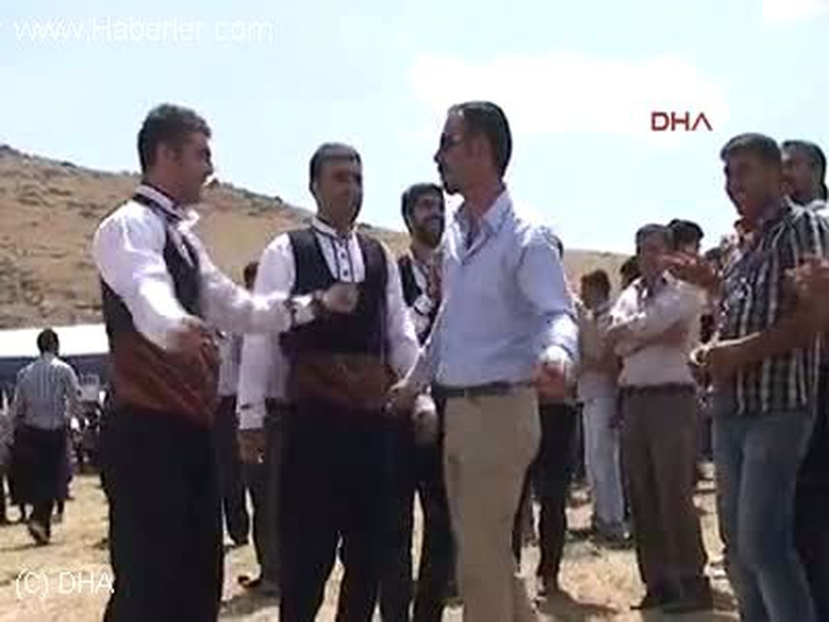 \'Yatcaz Kalkcaz\' ile Halay Çekiyorlar