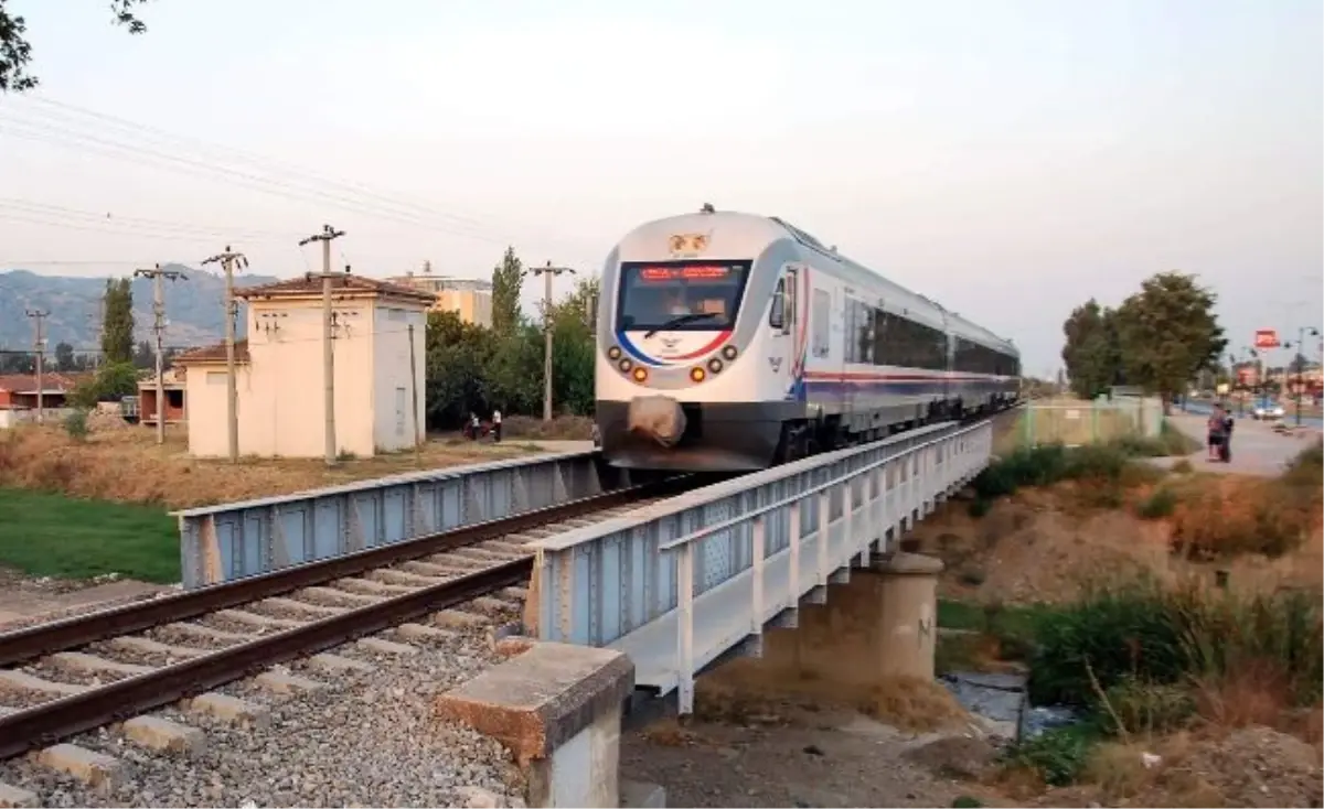 Tren Yayalara Çarptı: 1 Ölü, 2 Yaralı