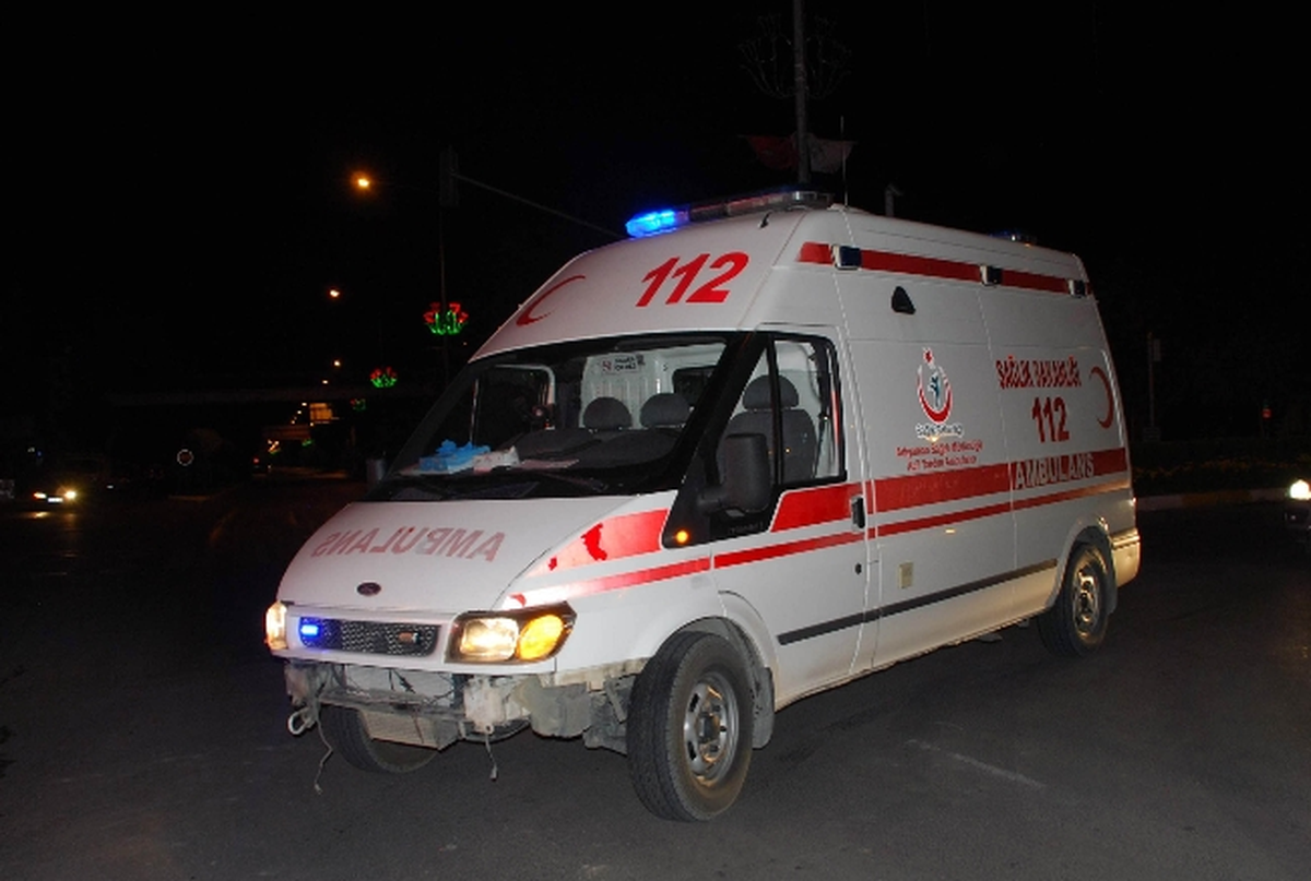 Adıyaman\'da, Ambulans ile Otomobil Çarpıştı