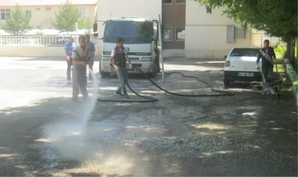 Belediye Okul Bahçelerini Yıkama Çalışmalarına Hız Verdi