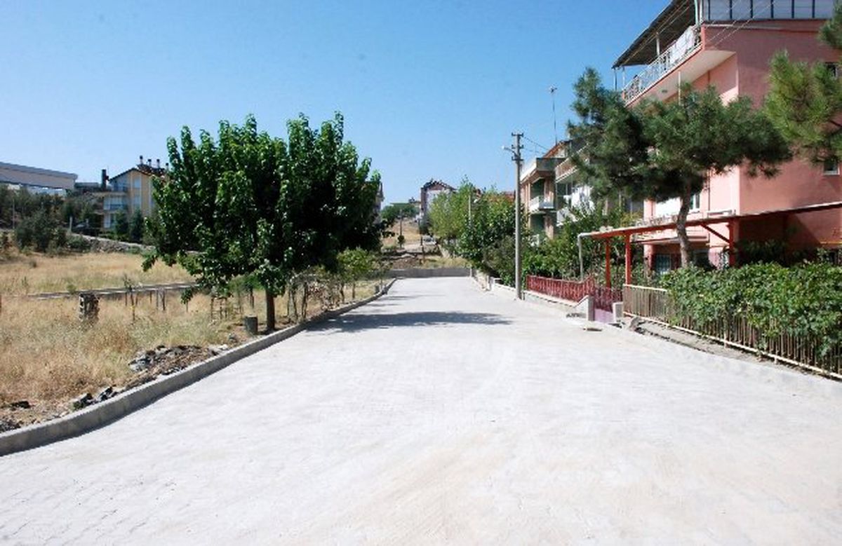 Gediz\'de Bardakçı Deresi Kenarı Yol Düzenleme Çalışmaları Tamamlandı
