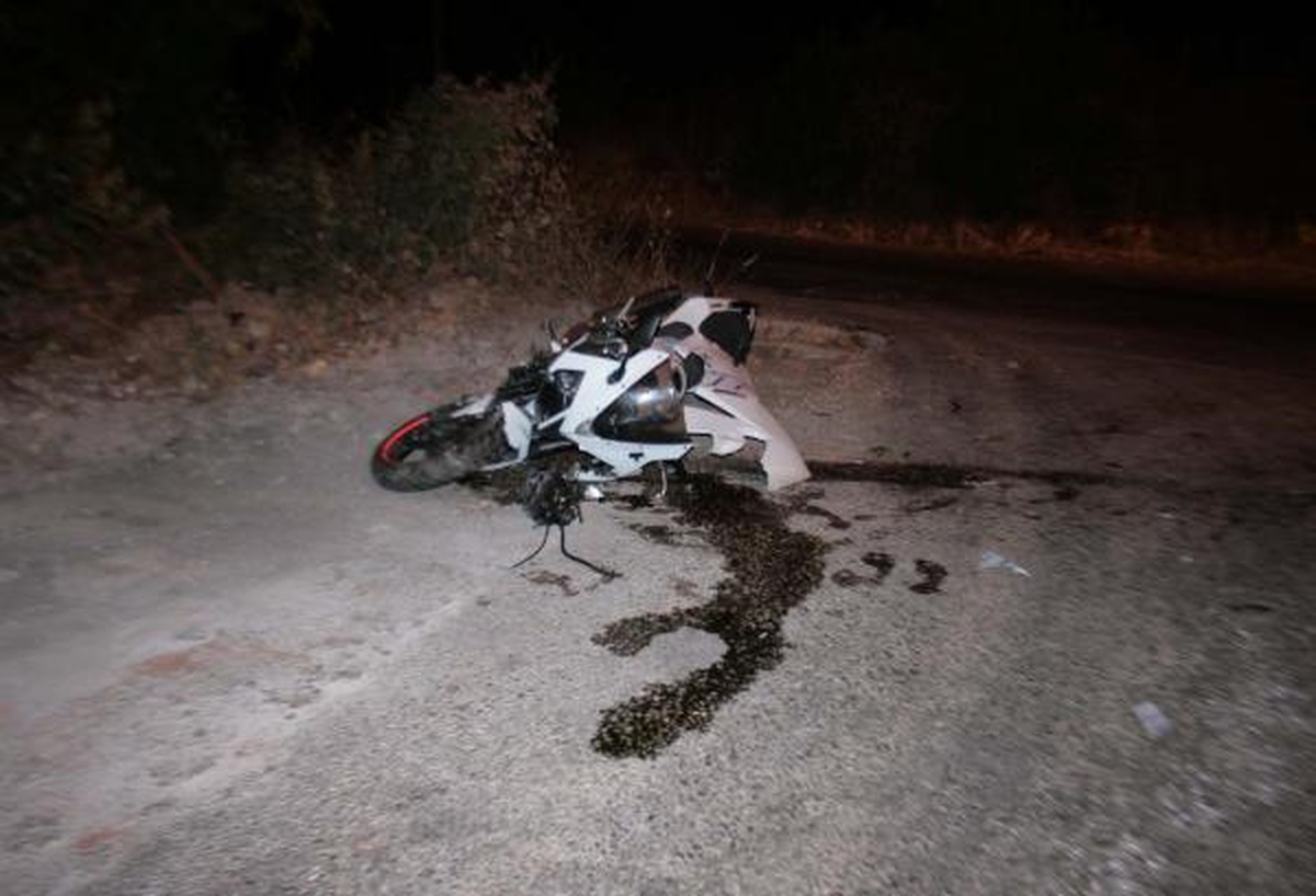 Kasksız Motosikletli Kazada Yaralandı