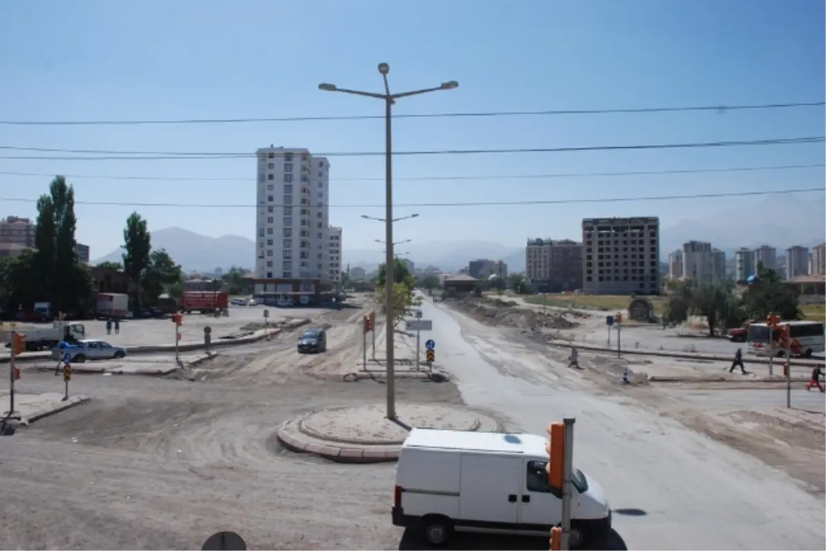 Necipfazıl Bulvarında Yol Çalışması Sürüyor