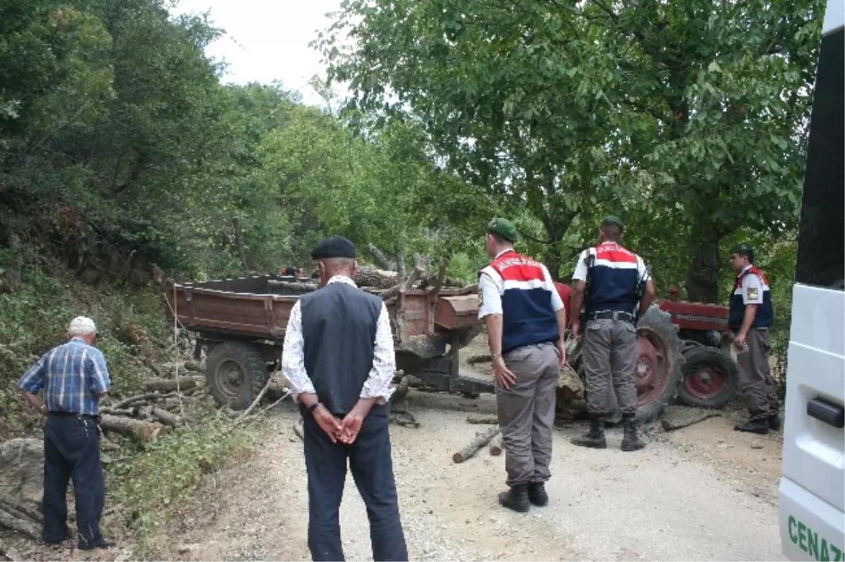 Odun Yüklü Traktör Devrildi: 2 Ölü