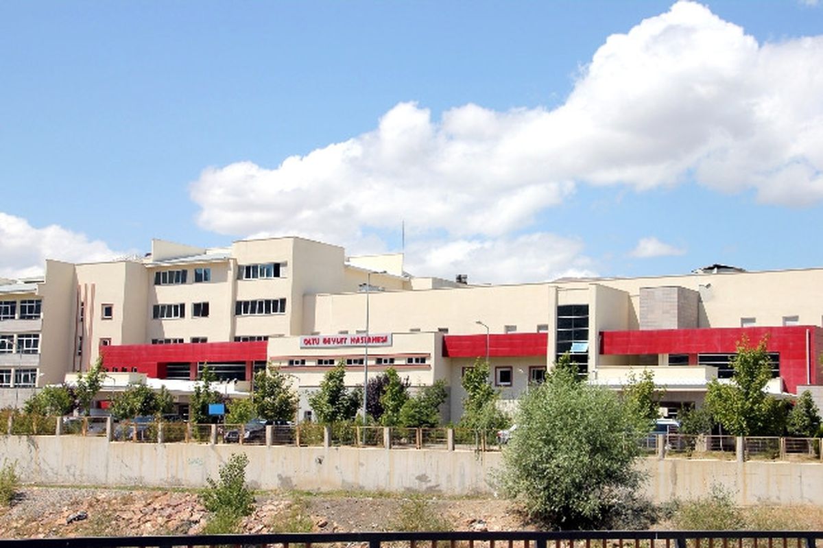 Oltu Devlet Hastanesi Dökülüyor