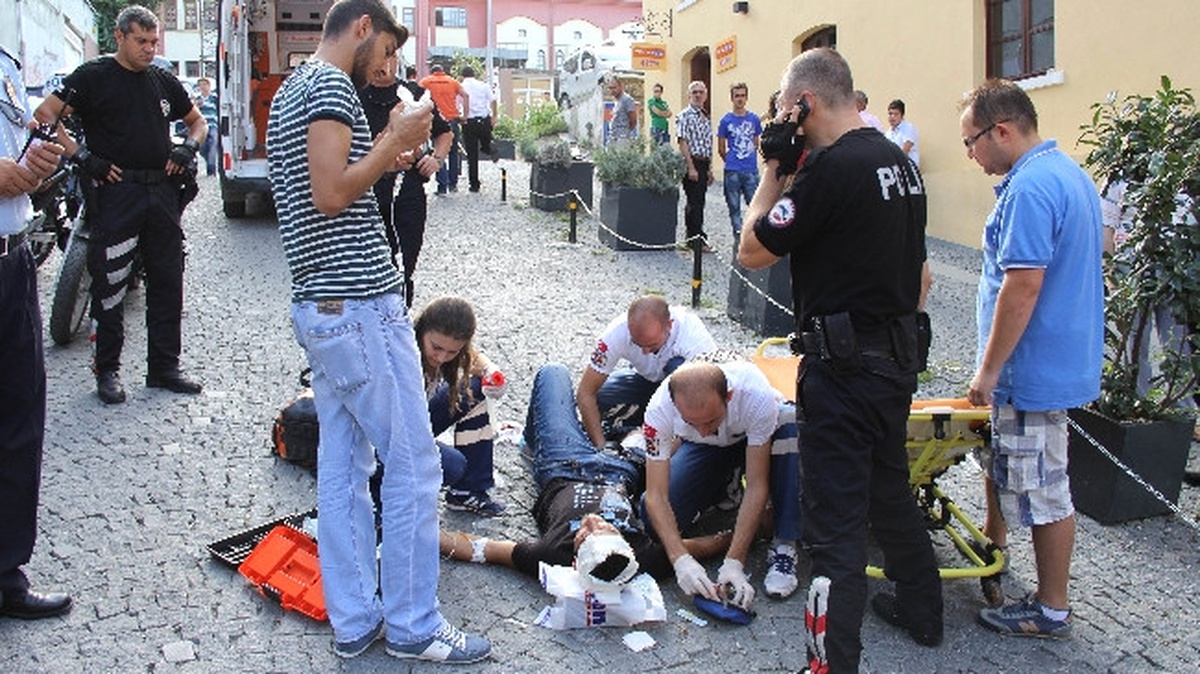 Sokak Ortasında Bıçaklı ve Sopalı Saldırı: 1 Yaralı