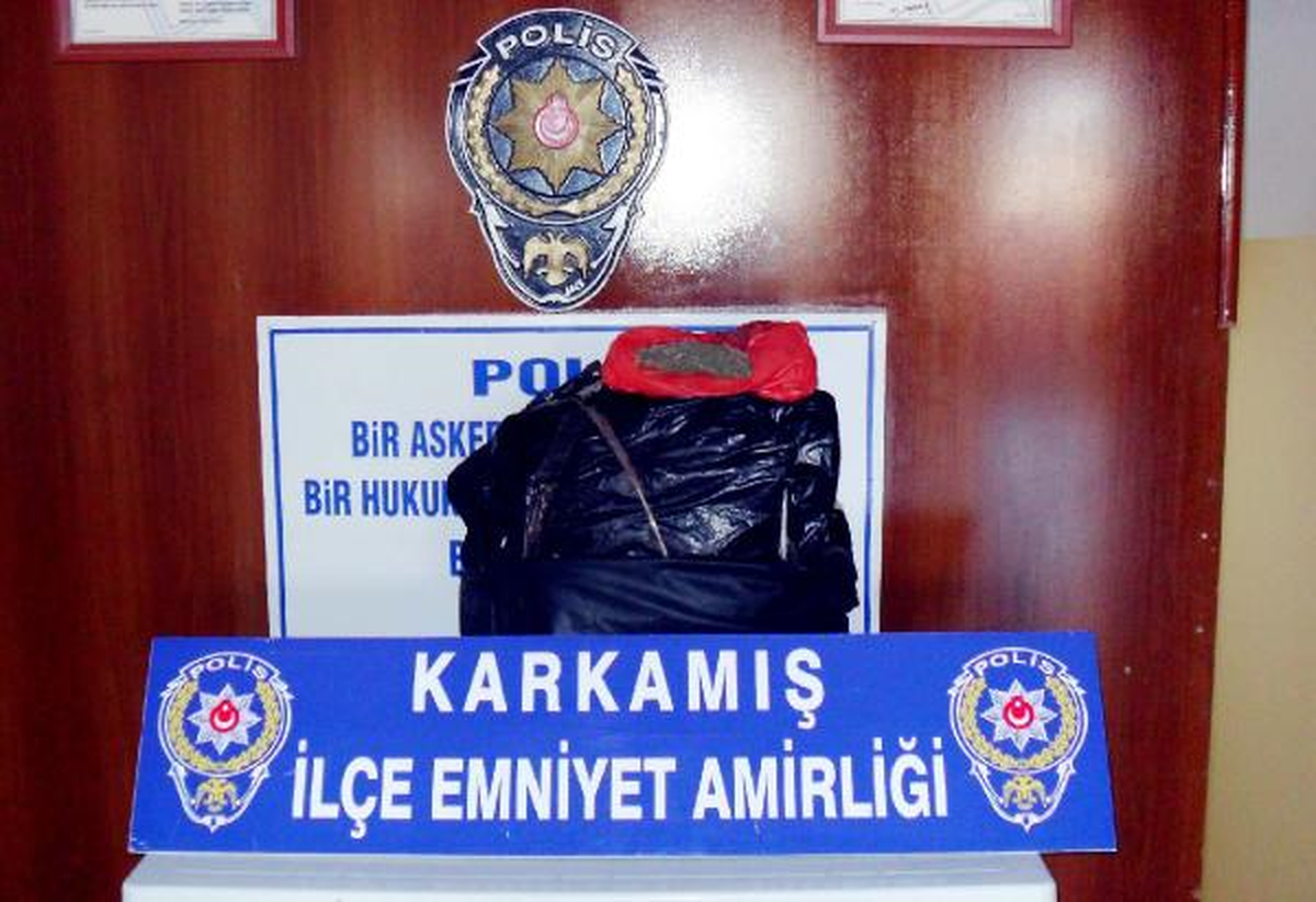 Suriyelinin Attığı Poşetten Esrar Çıktı