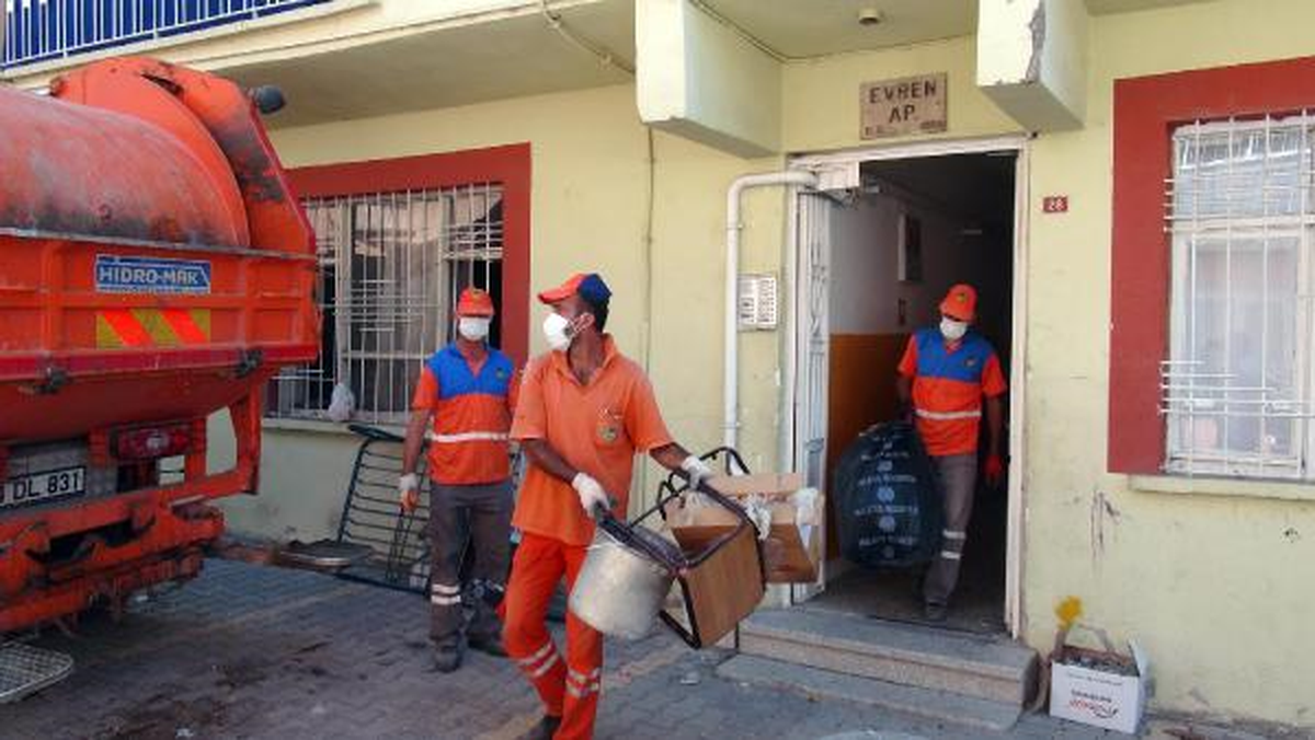 Yaşı Kadının Evinden 10 Kamyon Çöp Çıkarıldı