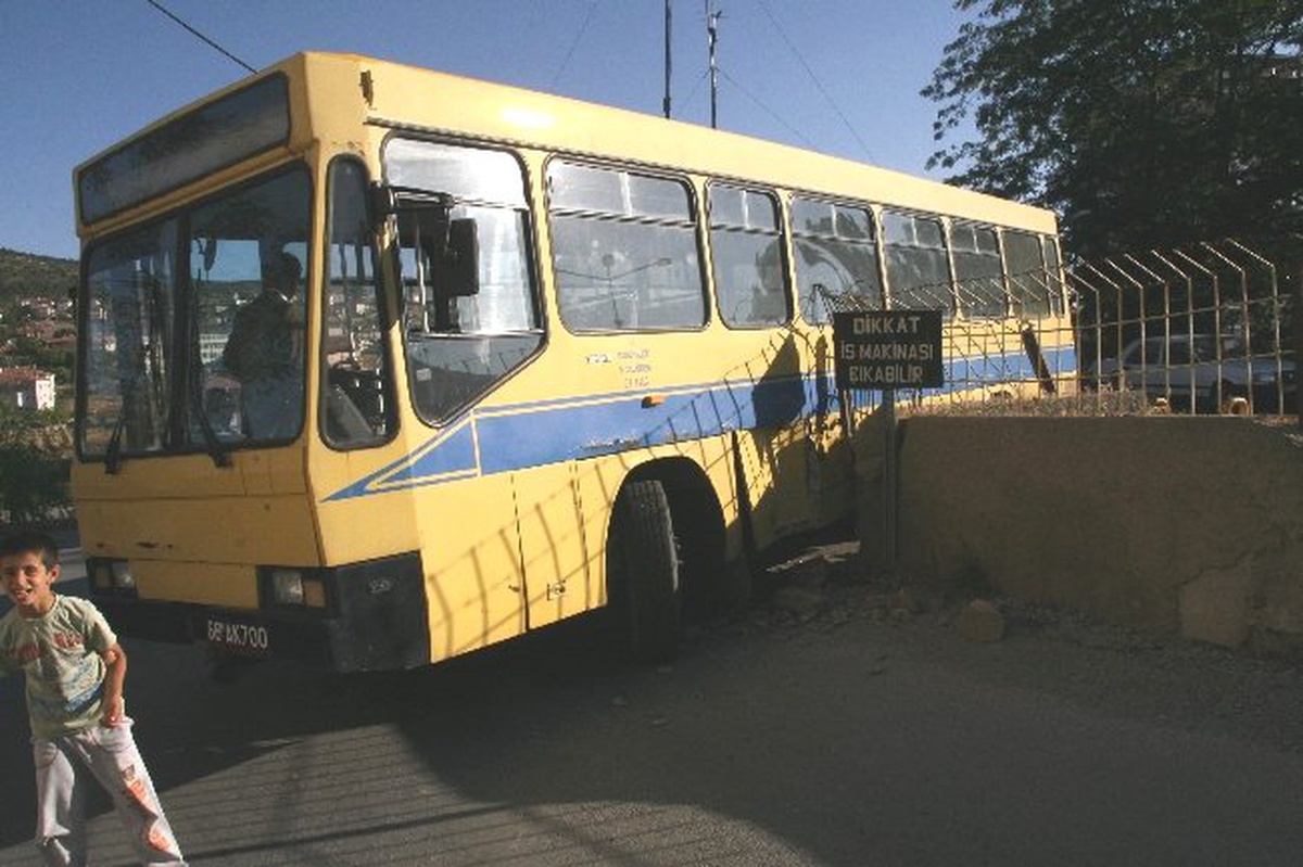 Yozgat\'ta Freni Boşalan İşçi Servis Otobüsü Duvara Çarparak Durabildi: 1 Yaralı