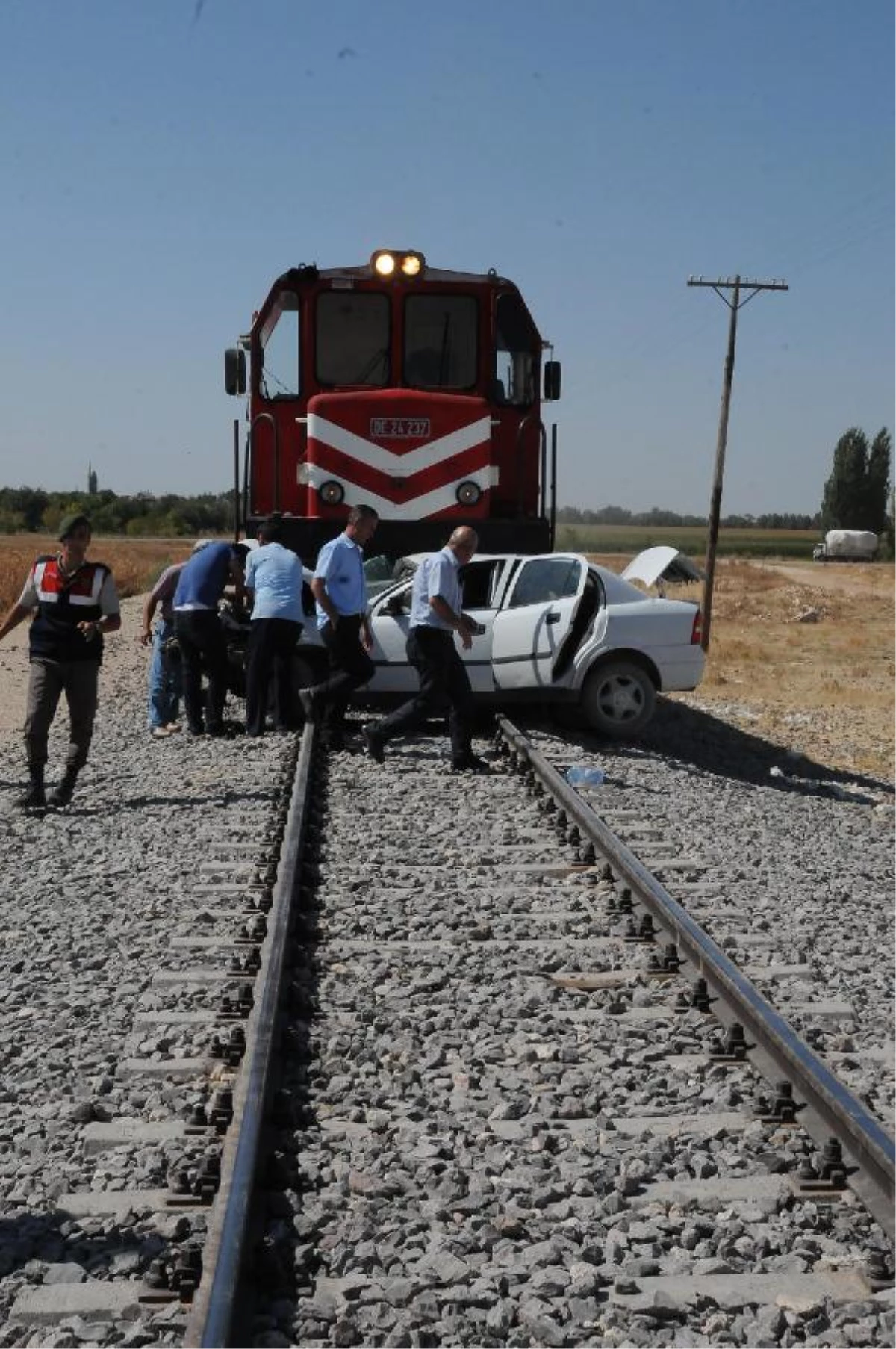 Yük Treni Hemzemin Geçitte Otomobile Çarpı: 2 Ölü 1 Yaralı