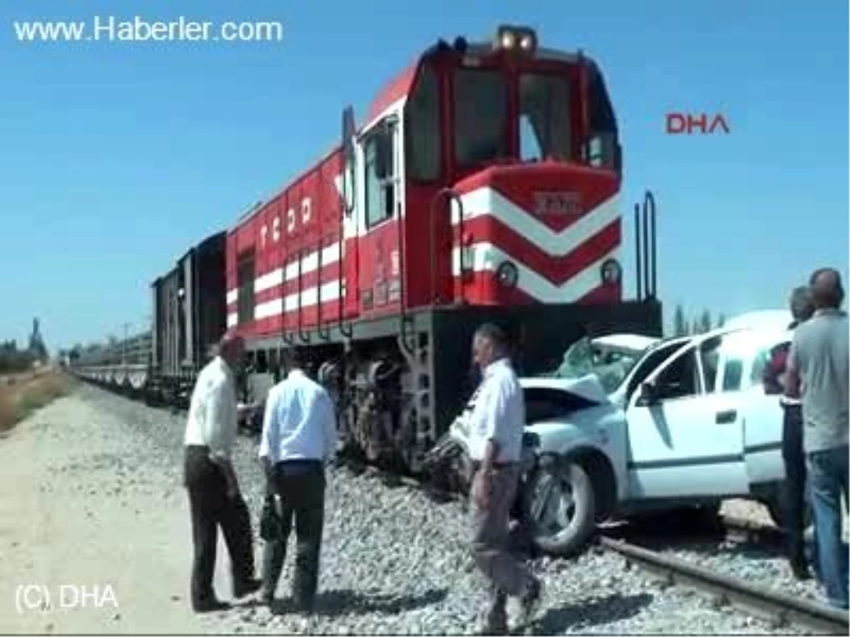 Yük Treni Hemzemin Geçitte Otomobile Çarpı 2 Ölü 1 Yaralı