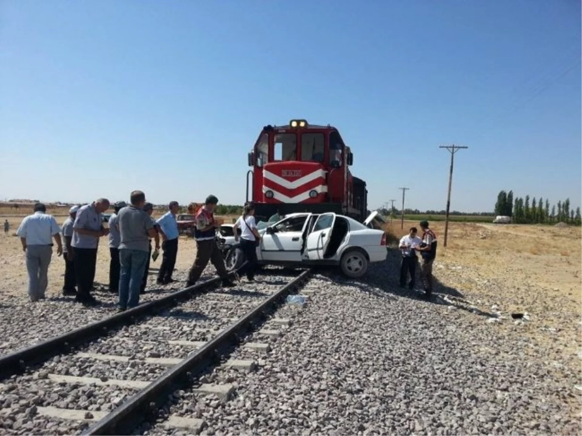 Yük Treni Otomobile Çarptı: 2 Ölü, 1 Yaralı