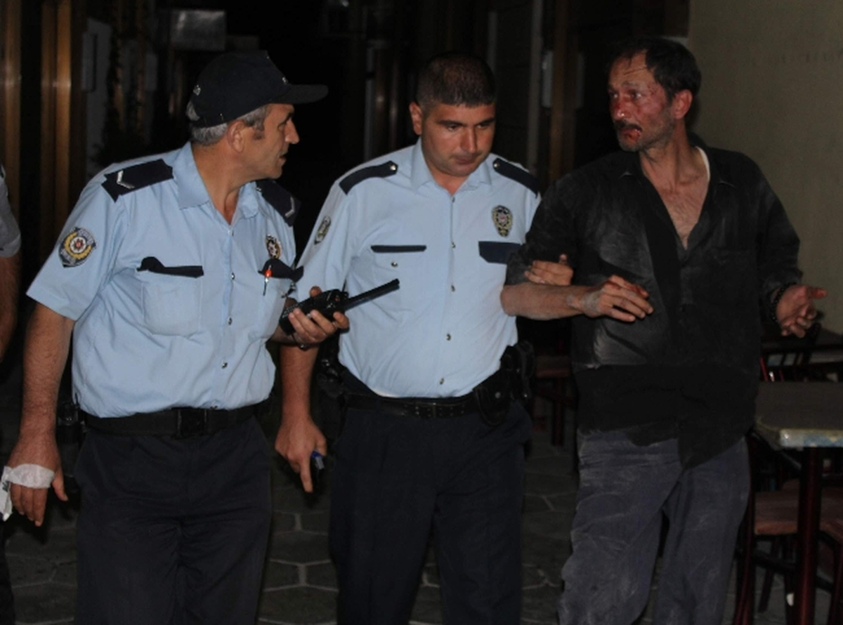 Babasını Darp Eden Kişiyi Bıçakladı